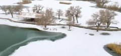 塔克拉玛干沙漠下雪了,寒潮来袭罕见沙漠下雪